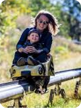 Dining room with glass table and beige chairs (1)
