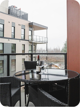Dining room with glass table and beige chairs (1)