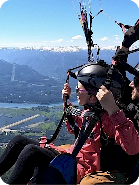 Dining room with glass table and beige chairs (2)
